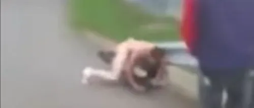VIDEO. Copil din Neamț, bătut cu sălbăticie de un individ în pielea goală, în mijlocul străzii. Atenție, imagini cu puternic impact emoțional!