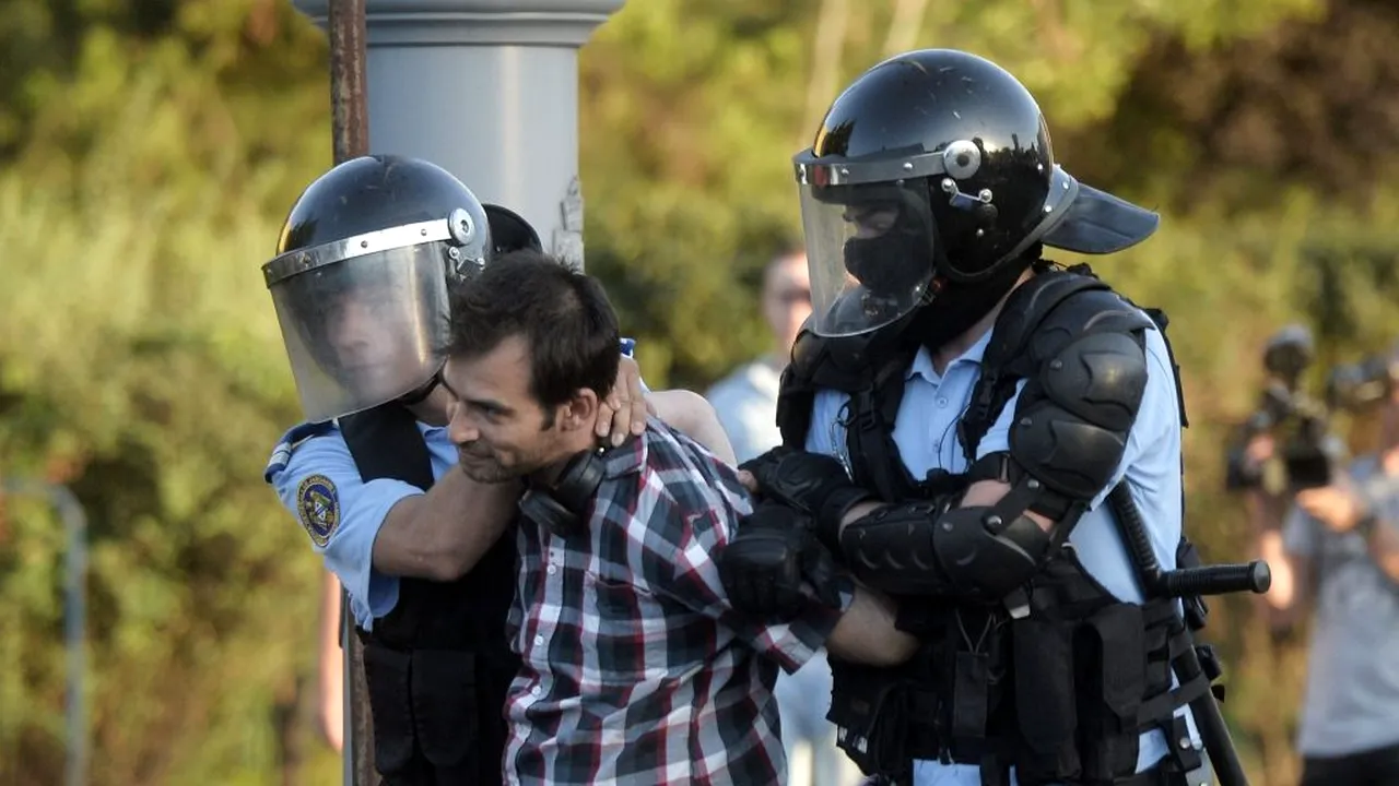 Poliția sârbă arestează mai multe persoane pentru VIOLENȚE săvârșite în Franţa şi Germania. Atacurile au fost comise în interesul unor puteri străine