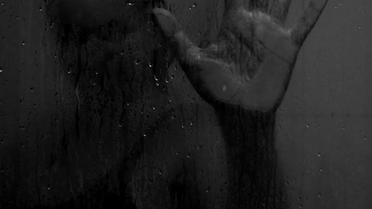 „Nu mă pot abține să mă uit pe gaura cheii atunci când sora soției mele face baie