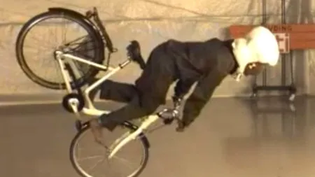 VIDEO. S-a inventat airbagul pentru bicicliști. Cum acționează în caz de accident 