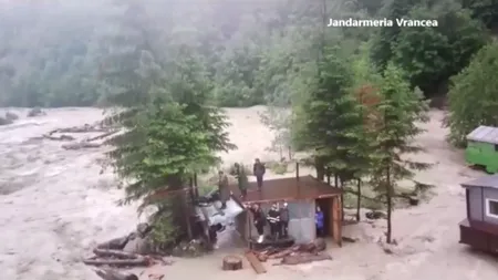Premierul Florin Cîțu le-a mulțumit salvatorilor, după ce toate cele 12 persoane blocate într-o zonă forestieră din Vrancea au fost evacuate. Județul se află sub cod roșu de inundații (VIDEO)