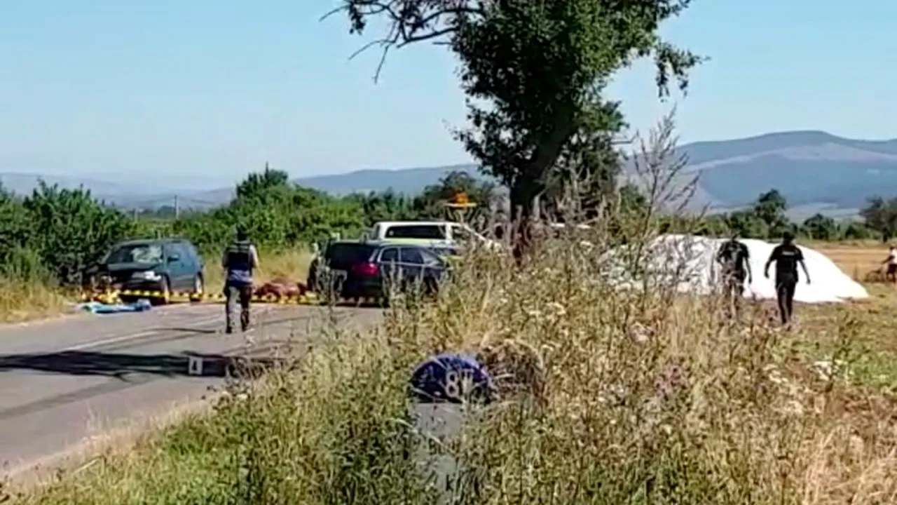 Două fetițe, de 2 si 14 ani, au murit după ce căruța în care se aflau cu bunicul lor a fost lovită de două mașini, în Brașov. Bărbatul și o a treia nepoată, de 16 ani, au supraviețuit impactului