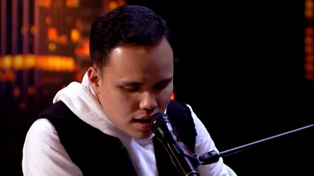 A uluit pe toată lumea cu prestația sa. Un tânăr orb și autist a ridicat tot publicul în picioare și a luat Golden Buzz-ul la America''s Got Talent - VIDEO