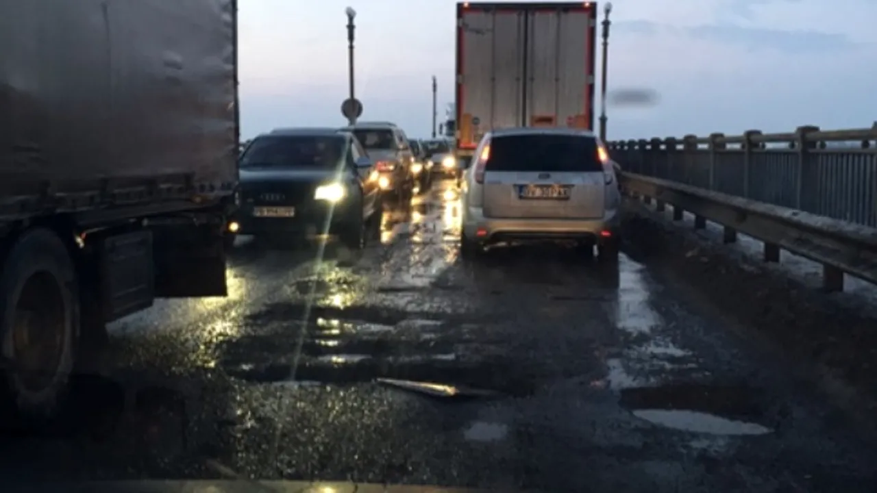 De ce sunt cratere pe podul Giurgiu-Ruse? O EXPLICAȚIE