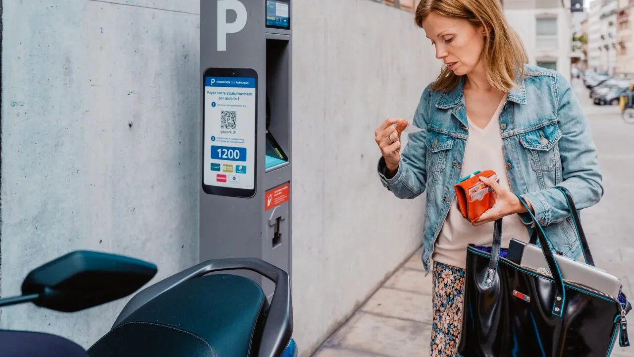 O femeie a primit o AMENDĂ  în valoare de 11.000 de lire deoarece nu a achitat taxa de parcare în 5 minute. Cazul a ajuns în justiție