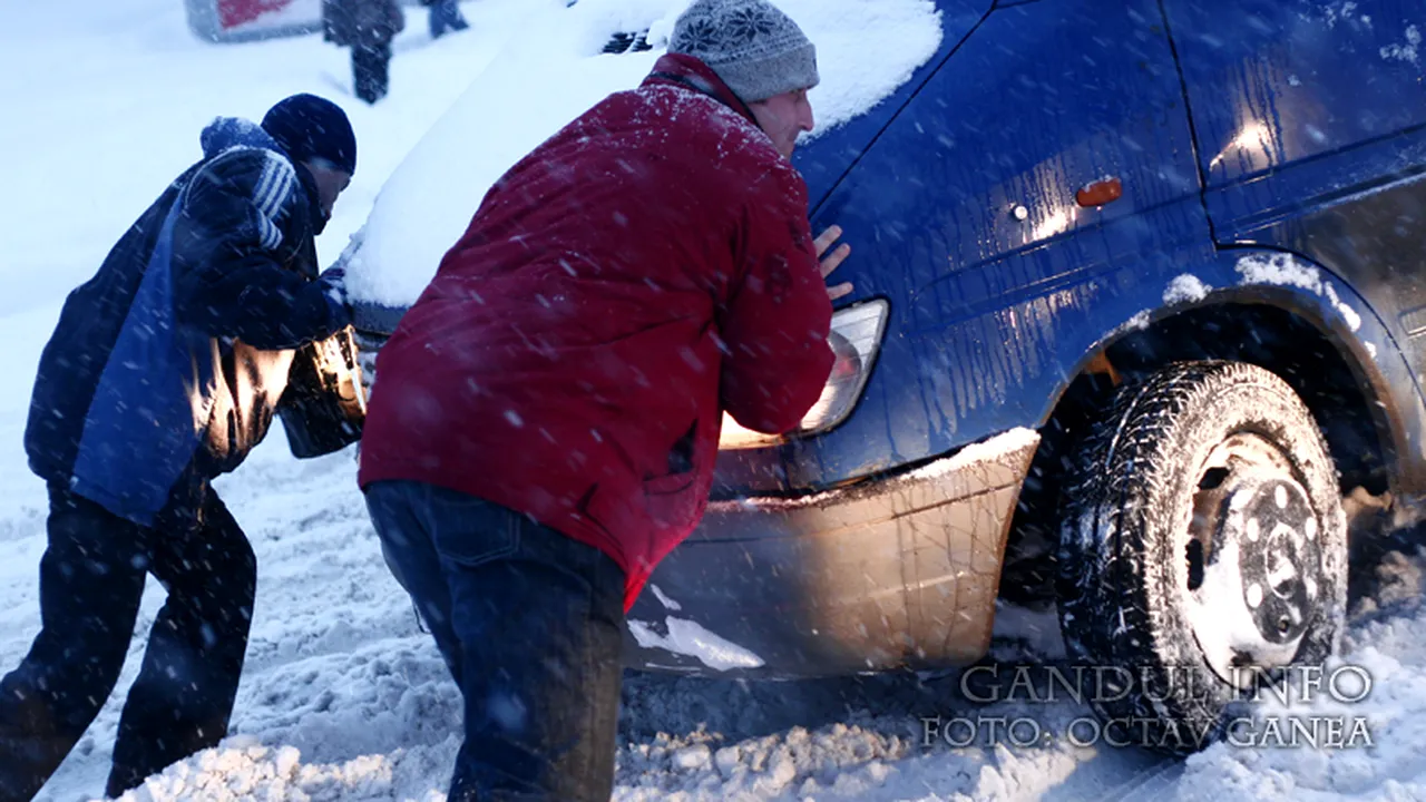 Patru TIR-uri, un microbuz și mai multe autoturisme au fost blocate pe drumuri din județul Prahova