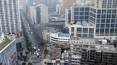 FOTO: Case construite pe acoperișul unui centru comercial din China