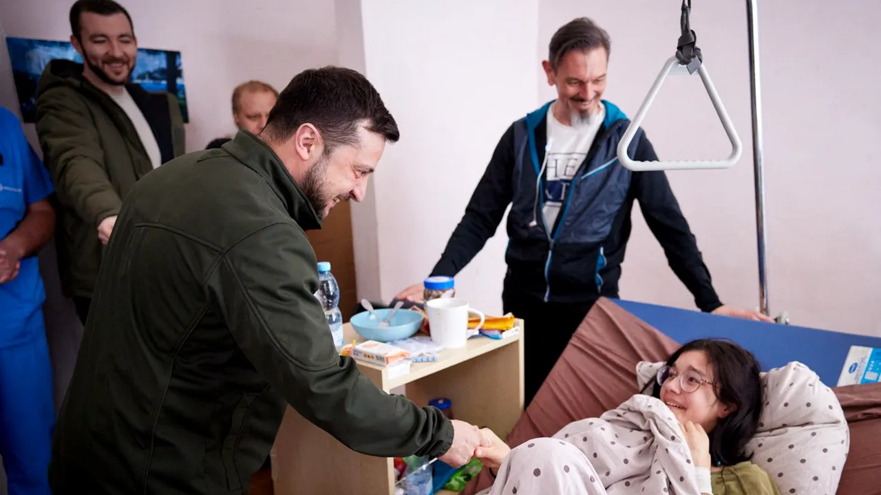 O adolescentă din Ucraina a fost împușcată de 12 ori, după ce și-a apărat fratele mai mic. Președintele Zelenski a vizitat-o în spital | VIDEO