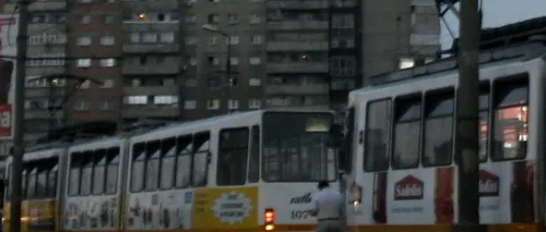 Circulația tramvaielor în Colentina, oprită după ce un șofer a intrat într-un stâlp de iluminat de pe mijlocul străzii
