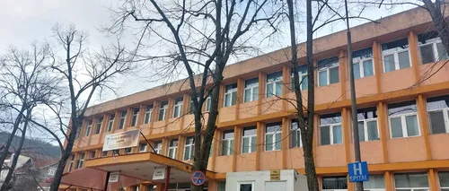 Situație INCREDIBILĂ într-un spital din România: Unele secții funcționează doar cu medici pensionari / Deficit de doctori de 41% din organigramă
