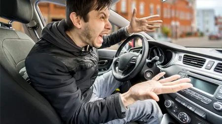 Un român din 10 se enervează de fiecare dată când circulă cu maşina. Câți șoferi recurg la manevre agresive (urmărirea şoferului, frână, depăşire la limită)