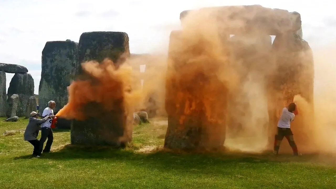 Monumentul preistoric Stonehenge din sudul Angliei, VANDALIZAT cu vopsea portocalie. Ce motiv au invocat protestatarii