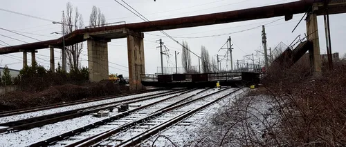 Circulația pe mai multe linii, redeschisă în Gara Ploiești Vest. Întârzieri de sute de minute, după ce o pasarelă de 10 tone a căzut peste calea ferată. UPDATE

