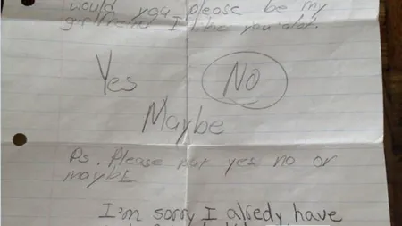 FOTO: Răspunsul neașteptat dat de o fată după ce a primit un bilet pe sub bancă