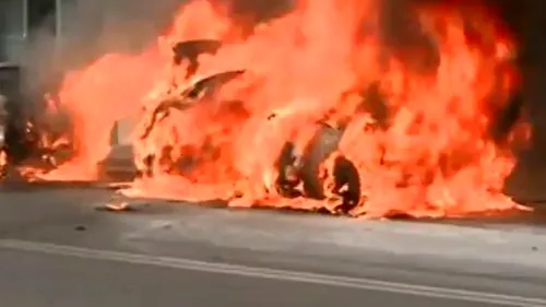Trei autoturisme au luat foc în centrul Capitalei. UPDATE: Incendiul a fost cauzat de un scurtcircuit