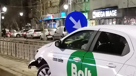 FOTO-VIDEO | Un șofer de la Bolt a pierdut controlul mașinii și a intrat într-un refugiu de tramvai. El și cei doi clienți au ajuns la spital