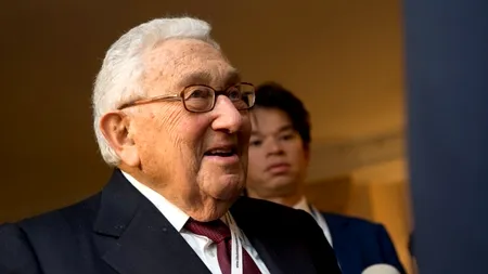 Mai mulți manifestanți au cerut, în Congresul american, ARESTAREA lui Henry Kissinger, pentru CRIME DE RĂZBOI