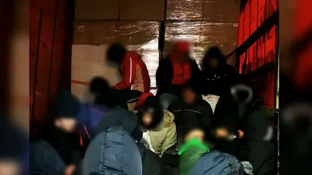 VIDEO - 52 de cetățeni străini, depistați în două TIR-uri de polițiștii de frontieră arădeni. Unde erau ascunși