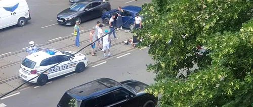 Breaking news. Motociclist de la Rutieră, lovit de o mașină în București! Polițistul a fost dus la spital pentru îngrijiri medicale