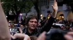 Javier Milei face show. Președintele Argentinei si-a îmbrățișat miniștrii și a dansat la prima ședință de guvern de la câștigarea alegerilor