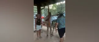 VIDEO | Deranjat de copiii dintr-un parc din Ilfov, un cetățean turc a distrus mai multe bănci și a amenințat o femeie cu un briceag