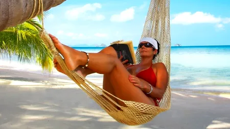 TOPUL cărților recomandate să fie citite la plajă