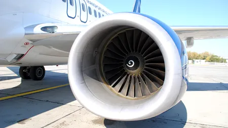 Un avion Tarom care trebuia să ajungă la București a fost lovit de fulger la Istanbul. Dan Diaconescu, printre pasagerii cursei anulate