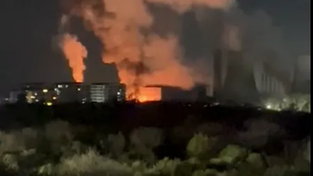Incendiu de proporții la C.E.T. Vest în București. Azi-noapte au ars 30 de tone de ulei. Anunț de ultimă oră al pompierilor