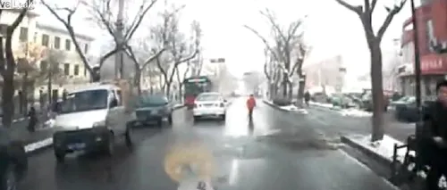 Joaca inconștientă a unui copil în mijlocul străzii - VIDEO