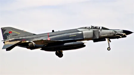 FOTO | Incident GRAV: Rezervorul extern al unui avion militar s-a desprins și a căzut peste 3 mașini