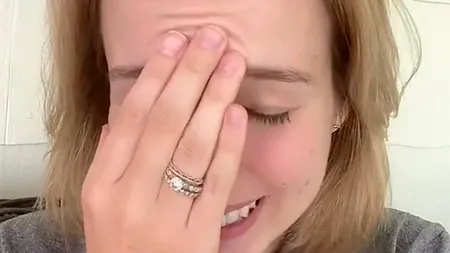 Ce a pățit tânăra din imagine după ce a rezervat, din greșeală, un masaj 