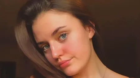 O tânără a fost trimisă acasă, după ce ar fi venit într-o fustă „prea scurtă