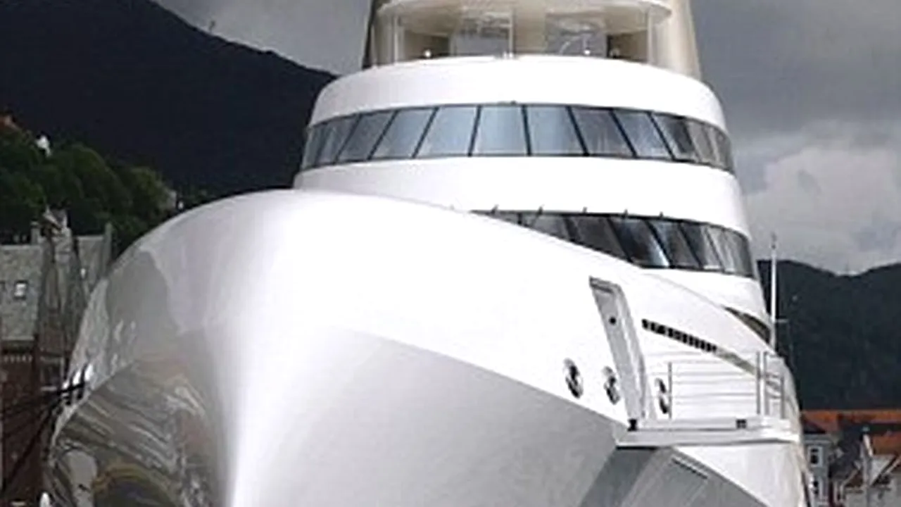 GALERIE FOTO: Iahtul care l-a făcut invidios pe patronul lui Chelsea, Roman Abramovich