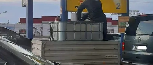 Imaginea zilei vine de la o benzinărie din Slatina. De teama majorării prețurilor, un bărbat a făcut „plinul” unui recipient de 1.000 de litri