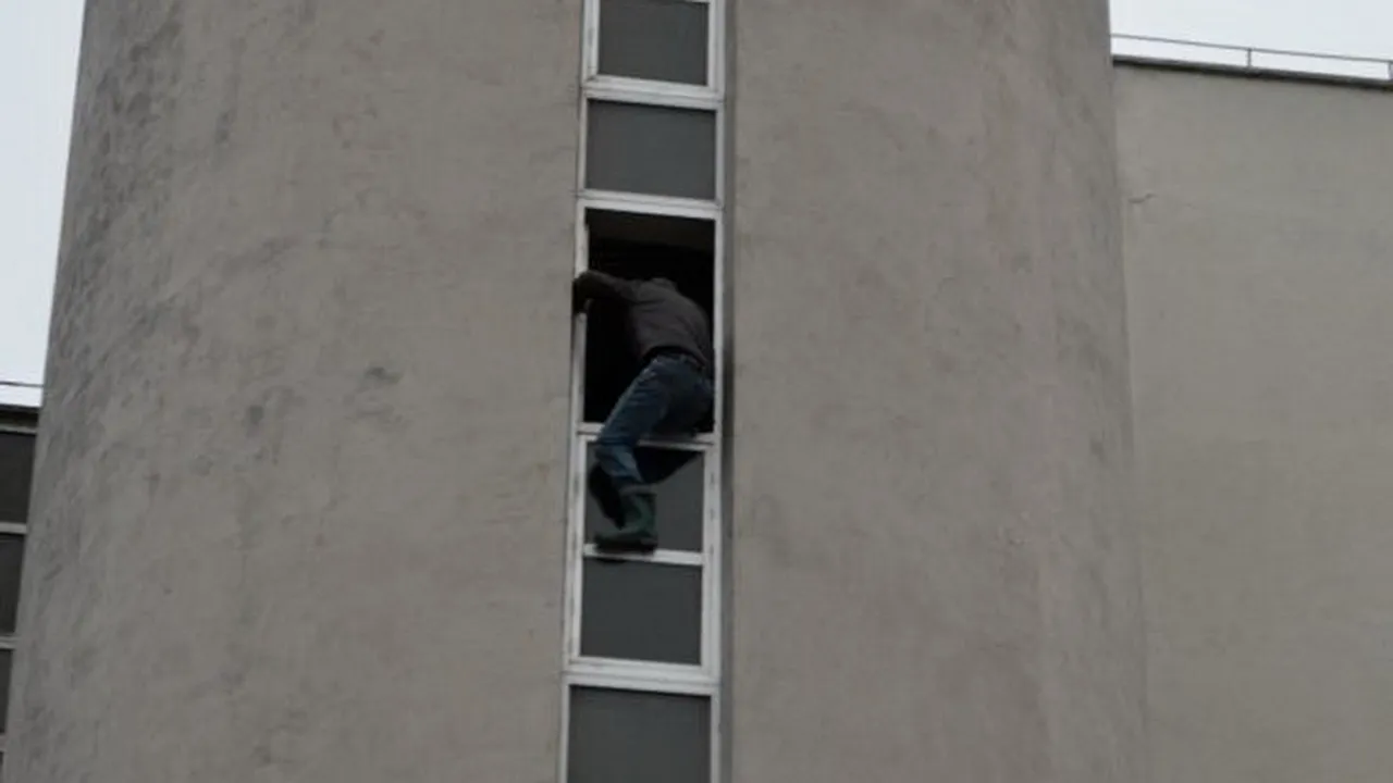 Un tânăr a amenințat că se aruncă de la o fereastră a Finanțelor Publice Vaslui