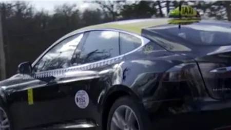 În Târgu Mureș, un șofer face taximetrie cu un autoturism Tesla