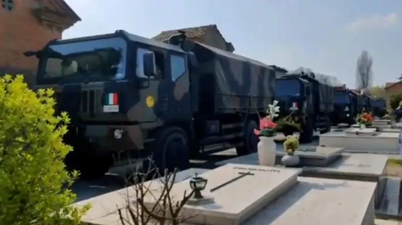 IMAGINI CUTREMURĂTOARE din ITALIA! Camioanele militare care transportau trupurile neînsuflețite ale persoanelor decedate din cauza noului COVID-19 în Bergamo au ajuns la cimitirul din Ferrara - VIDEO