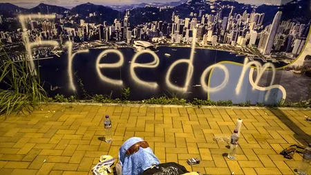 Poliția din Hong Kong a început să demonteze baricadele instalate de manifestanți