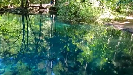 LACUL din România, cu ape turcoaz, care nu îngheață niciodată. Peisajul spectaculos îți taie răsuflarea