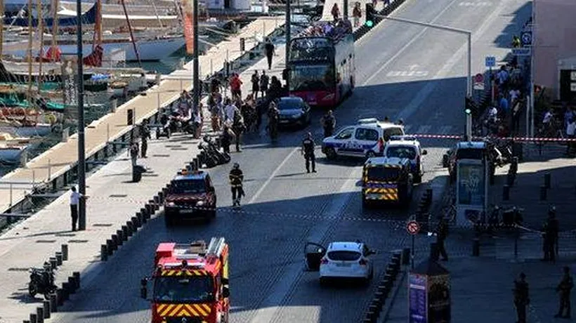 O mașină a lovit în plin două stații de autobuz din Marsilia. O persoană a murit 