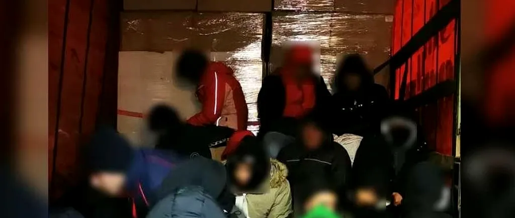 VIDEO - 52 de cetățeni străini, depistați în două TIR-uri de polițiștii de frontieră arădeni. Unde erau ascunși