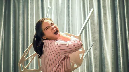 INCREDIBIL. Angajat al unei universități, bătut cu coada de mătură de către iubită! Femeia l-a agresat chiar și de față cu polițiștii