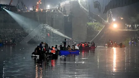 Podul prăbușit în India, reparat de o firmă de ceasuri. Managerul face declarații revoltătoare: 135 de oameni au murit cu „voia divinității”