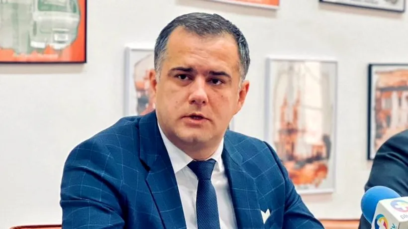 Membrii USR Bacău și rudele primarului Viziteu au împărțit pliante electorale, deși campania s-a ÎNCHEIAT. Poliția s-a autosesizat