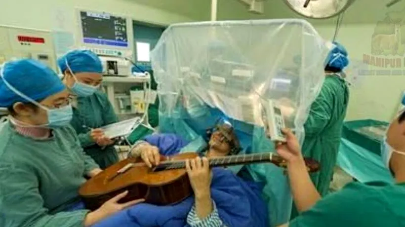 A cântat la chitară în timp ce era operat pe creier. Intervenție inedită într-un spital din India
