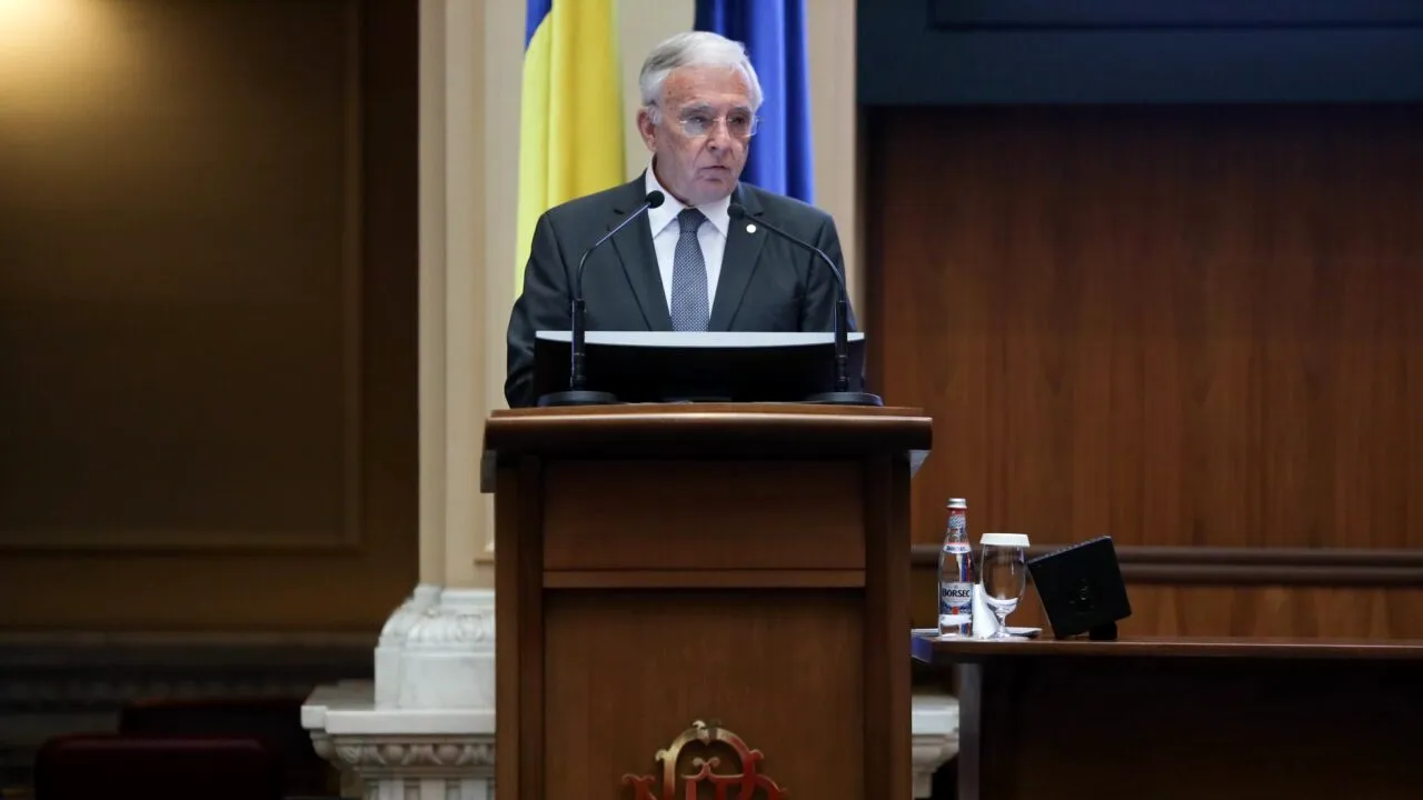 Avertismentul șefului BNR: „Din punct de vedere al credibilității României e imperios necesar să reducem treptat deficitul public și deficitul extern”