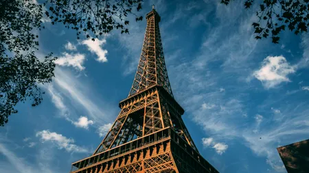 Paza este inexistentă în faimoasele monumente ale Parisului. După cazul Luvru, un bărbat a reușit să se ascundă o noapte întreagă în Turnul Eiffel