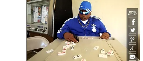 La prima vedere, bărbatul din imagine se distrează la un joc de domino. Un singur detaliu schimbă totul
