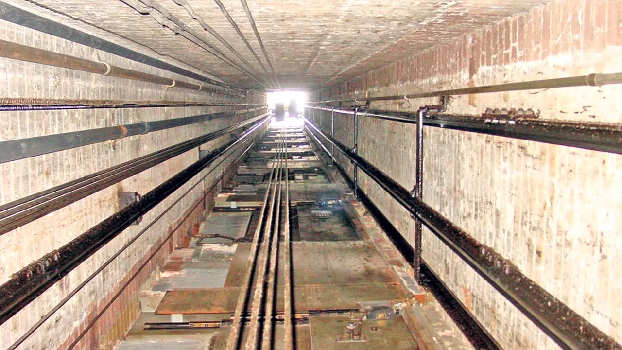 Un muncitor a murit după ce a căzut în puțul unui lift din Capitală
