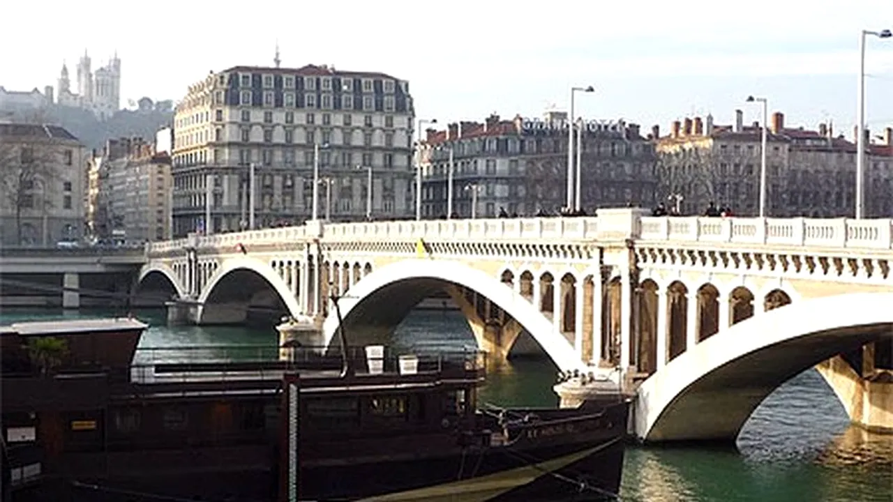 Un român care ar fi fost exploatat de angajatorul german locuiește din iulie sub un pod în Franța
